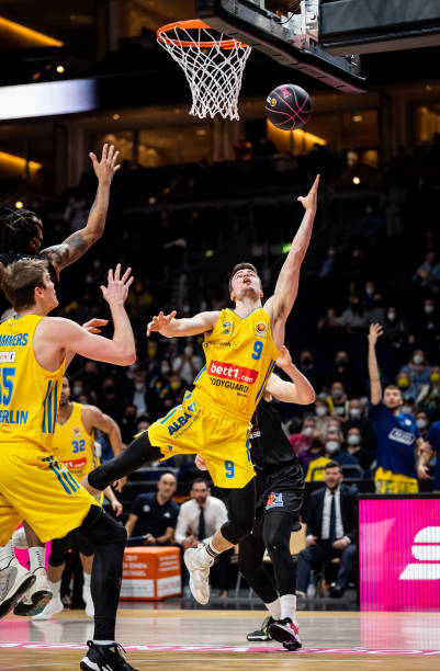 以微弱差距 以微弱差距