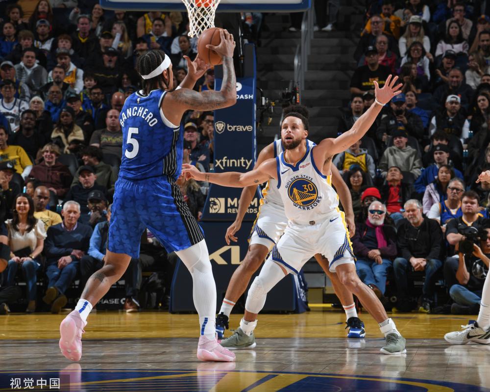 杜兰特缺席！ESPN预测明日太阳胜率51%，雄鹿胜率则为49%.