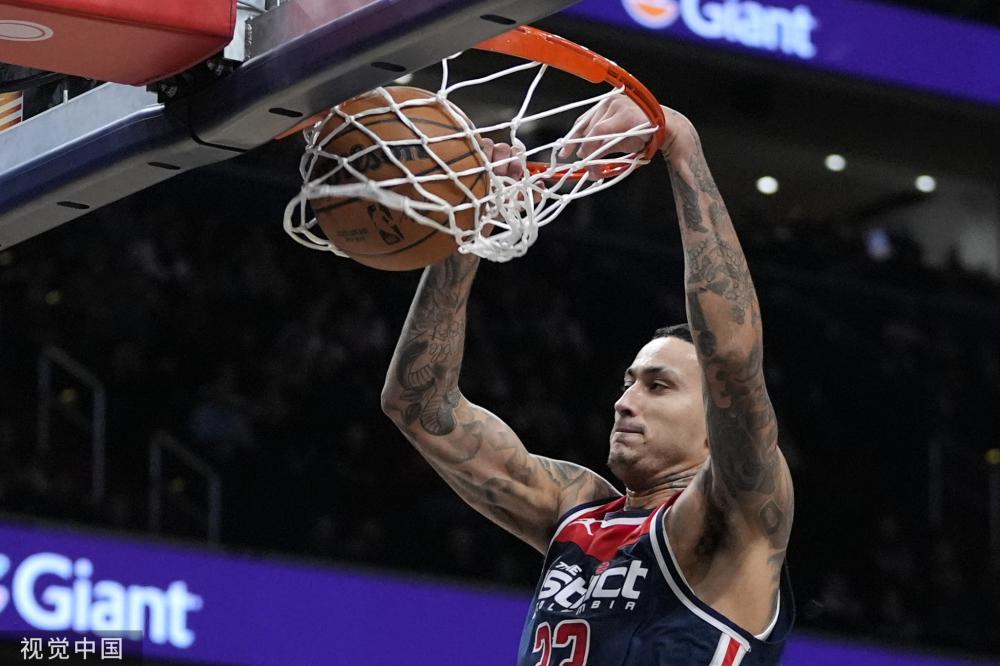 通过贬低他 通过贬低他