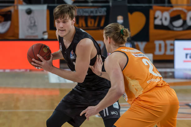 湖人险胜步 湖人险胜步